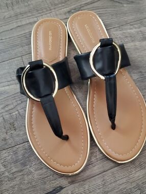 Liz Claiborne Black Bow Toe-Post Sandals with Gold Ring Accent